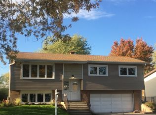 8832 Willow Rd, Hickory Hills, IL 60457