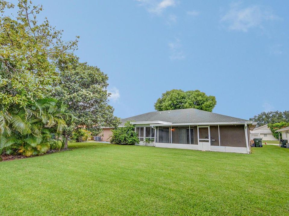2nd image of 926 Lantern Tree Ln