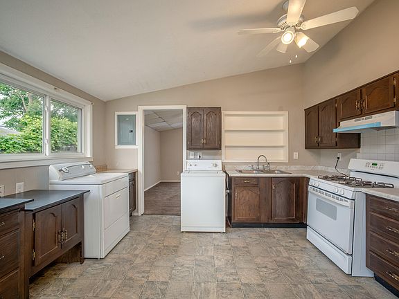 4th image of 23723 Reynolds Ave