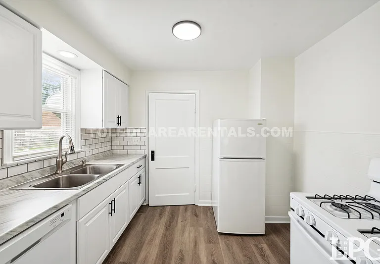 331 California Blvd — Photo 13
