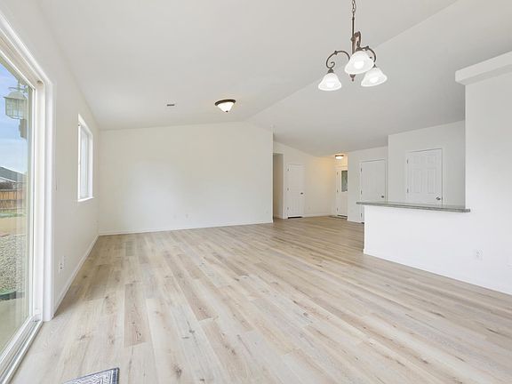 4th image of 2975 Summerbrook Dr