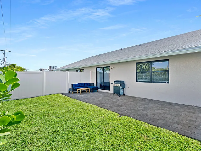3372 NE 5th Dr — Photo 19