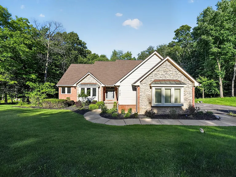 3187 Turnberry Dr — Photo 1