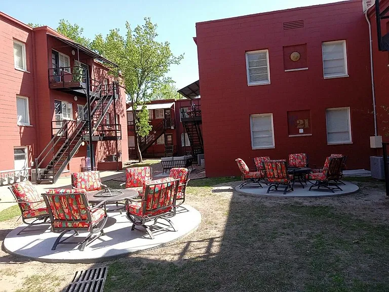 203 W 21st St #B — Photo 14