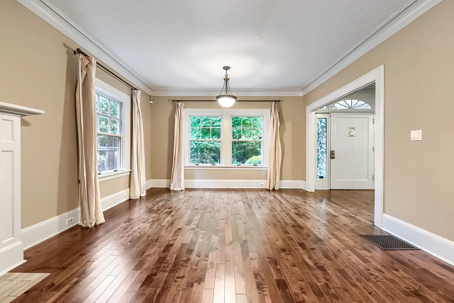 4 bed, 4.5 bath, 3589 sqft, $5,800 — Photo 3