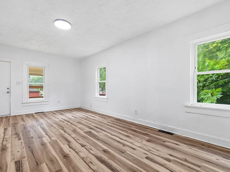 909 Indiana Ave — Photo 5