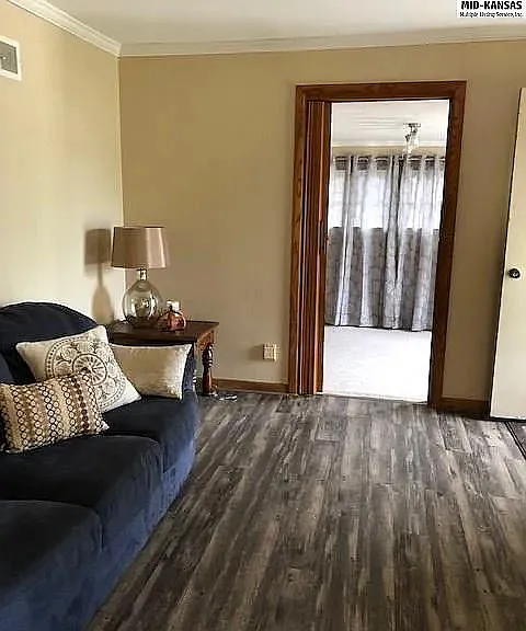 111 Robert St — Photo 4