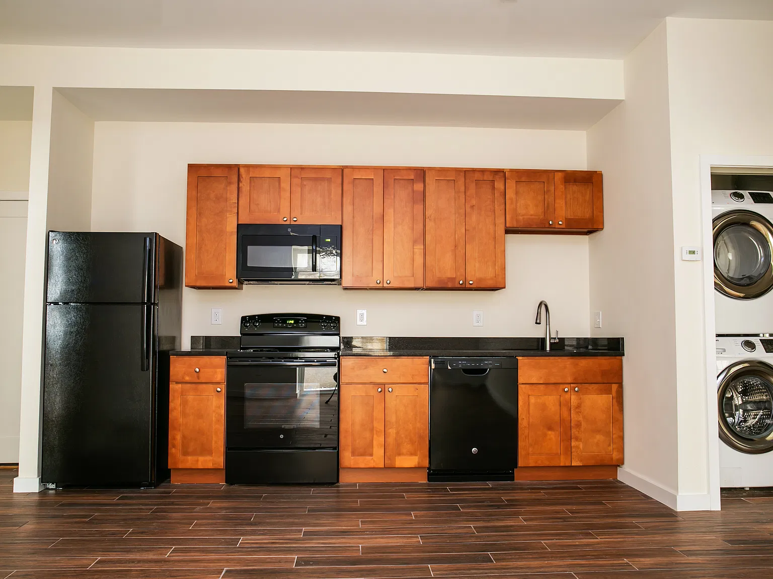 2 bed, 900 sqft, $1,550 — Photo 1