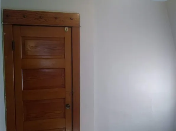 909 1/2 20th St, Rock Island, IL 61201