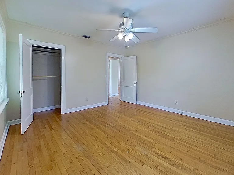 charming 2-bedroom, 1-bath upstairs rental — Photo 10