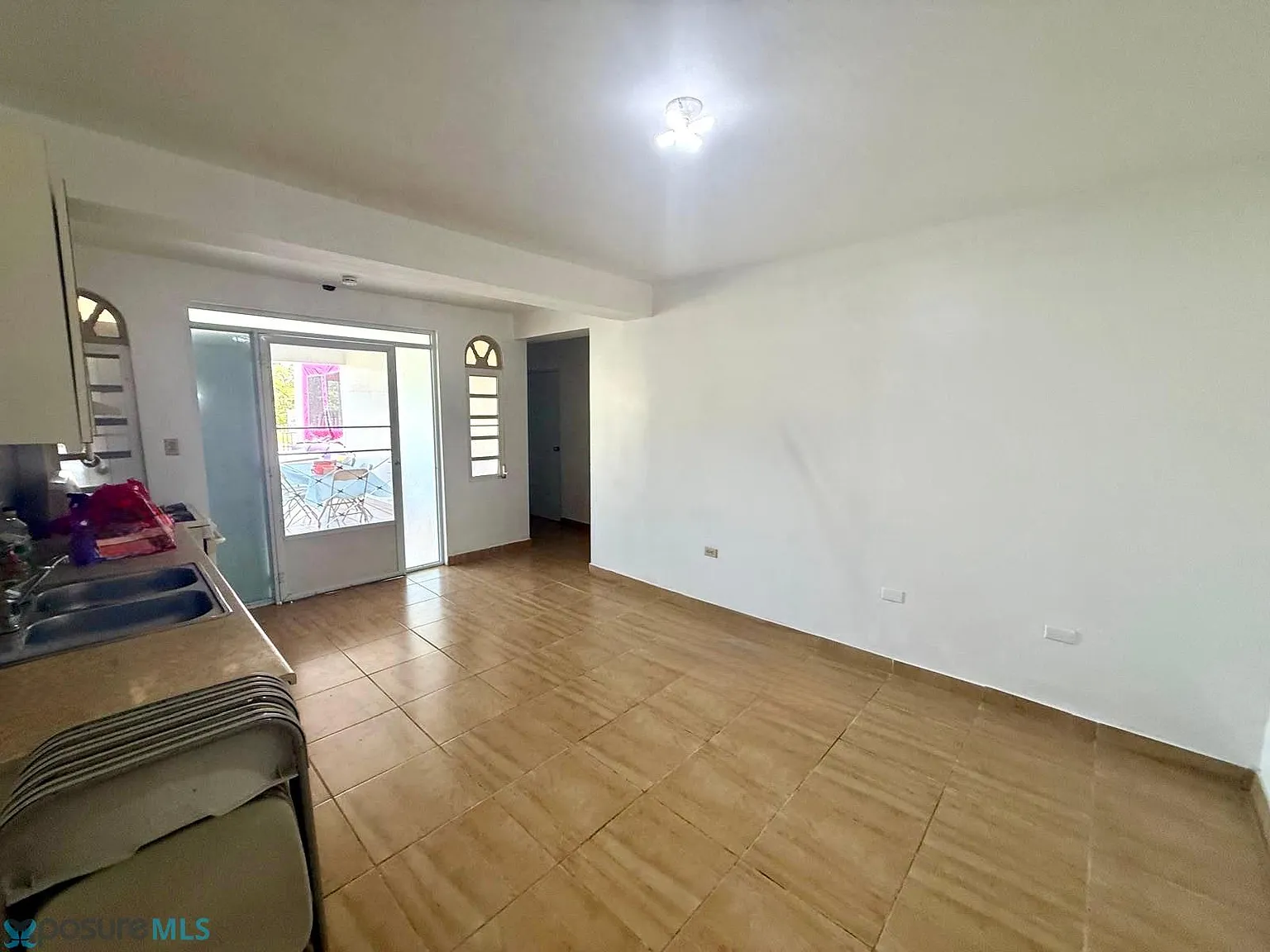 3 bed, 1.0 bath, 300 sqft, $1,000 — Photo 2