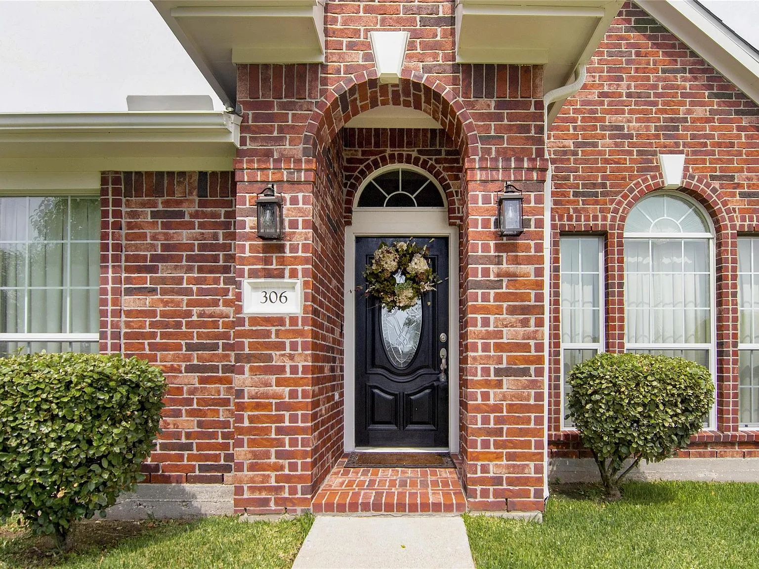 3 bed, 2.0 bath, 2304 sqft, $2,750 — Photo 1