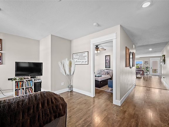 3rd image of 701 Lily Ln
