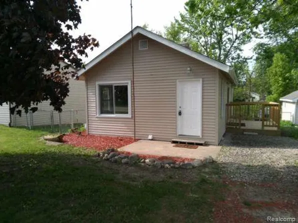 5488 Hammond Rd, Lapeer, MI 48446