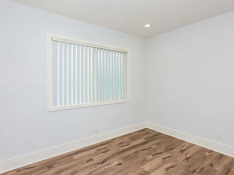 Monarch Apartments — Photo 10