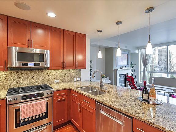 4th image of 10650 NE 9th Pl Unit 1121