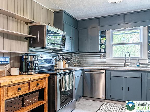 3rd image of 525 Royal Manor Rd