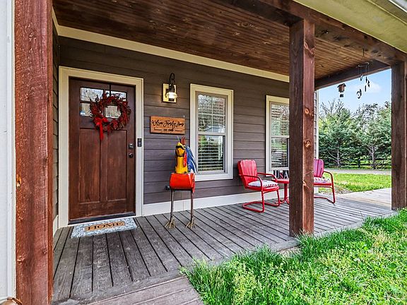 4th image of 584 Ada St