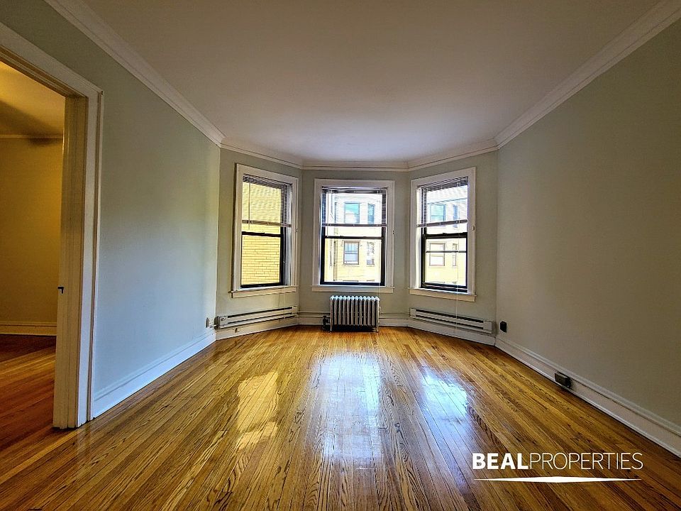 1st image of 1117 W Oakdale Ave APT 2B