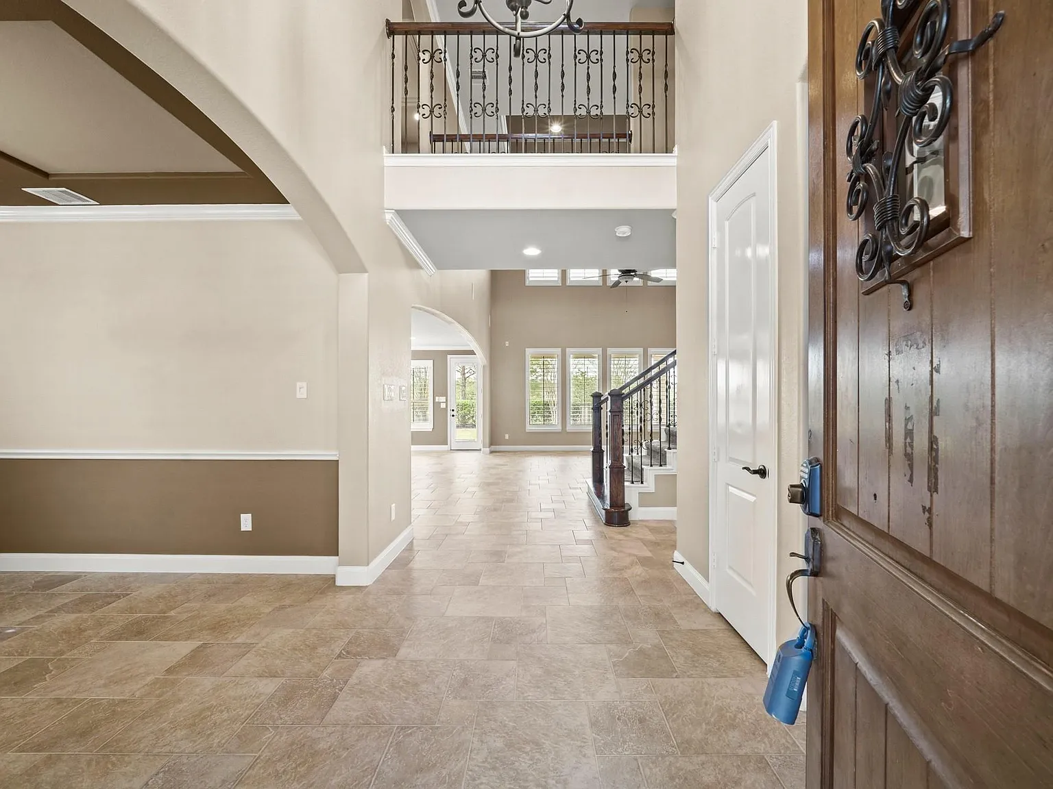 5 bed, 3.5 bath, 3850 sqft, $3,850 — Photo 2