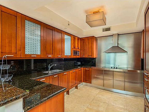 3rd image of 20201 E Country Club Dr APT 2610