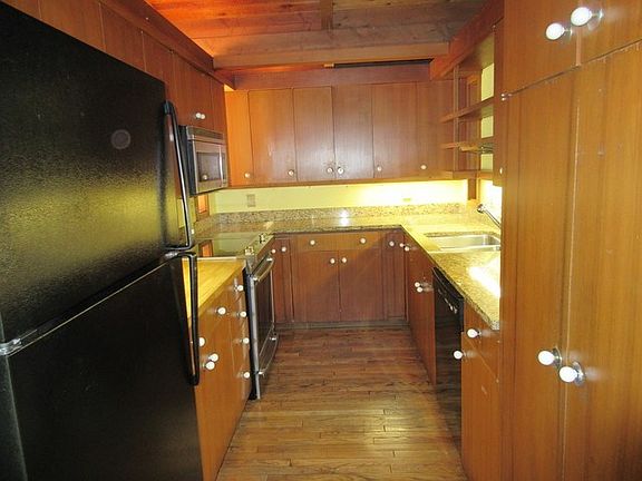 3rd image of 413 Fairmont Dr