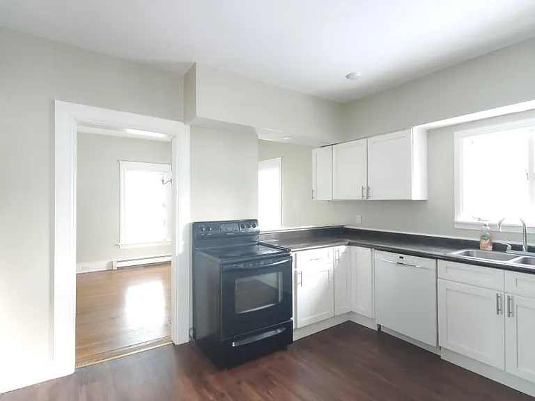217 W 14th St — Photo 11