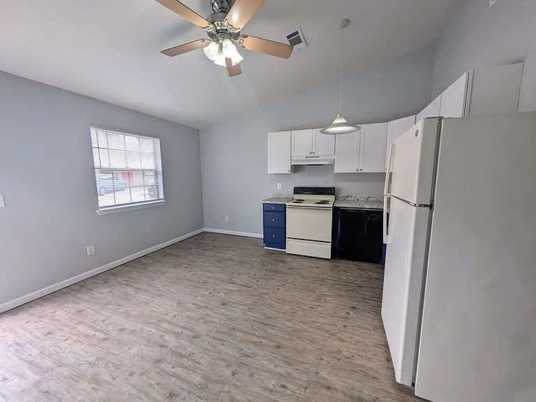 1235 Continental Ct — Photo 3