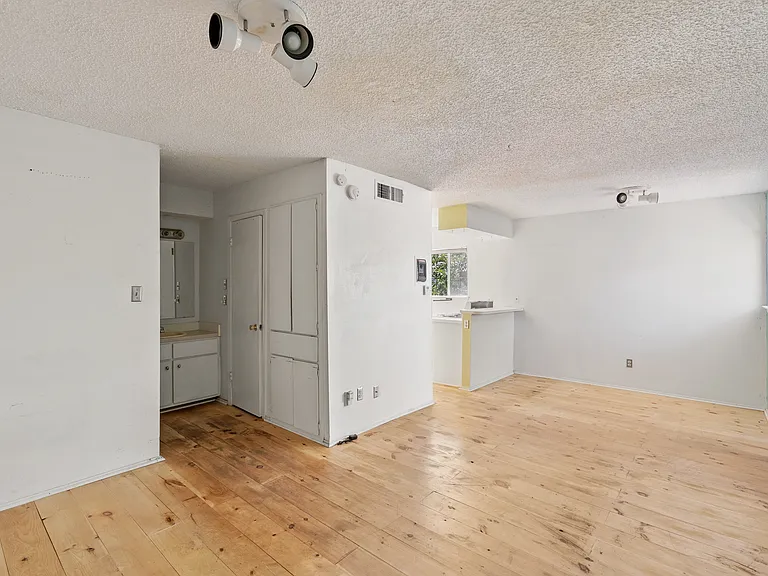 515 Krebs Ln #201 — Photo 2
