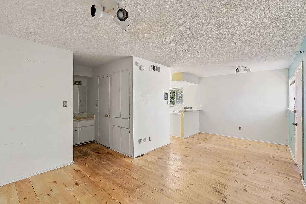 Building Photo - 515 Krebs Ln #201