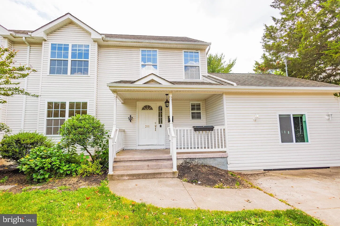 4 bed, 2.5 bath, 1850 sqft, $3,000 — Photo 1