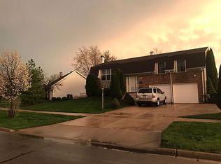 725 Charleston Ln, Hoffman Estates, IL 60192