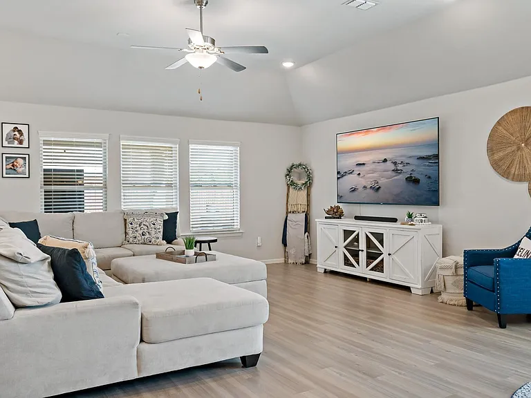 1517 Sweetwater Way — Photo 3