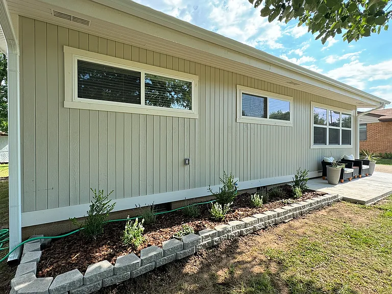 1442 E Broadway St — Photo 4
