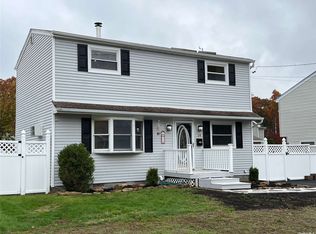 14 Academy Ln, Oakdale, NY 11769