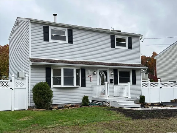 14 Academy Ln, Oakdale, NY 11769
