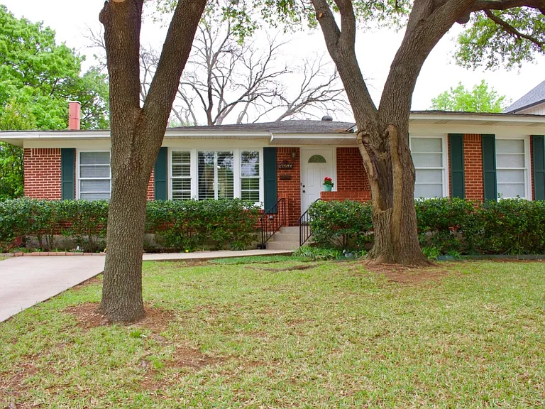 9850 Gooding Dr — Photo 1