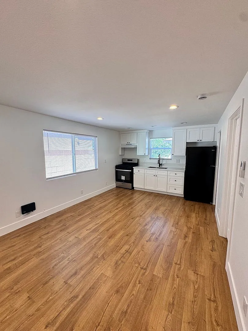 4542 N Lakewood Blvd. — Photo 4