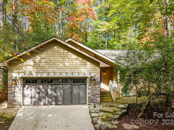 703 Kanasgowa Dr, Brevard, NC 28712