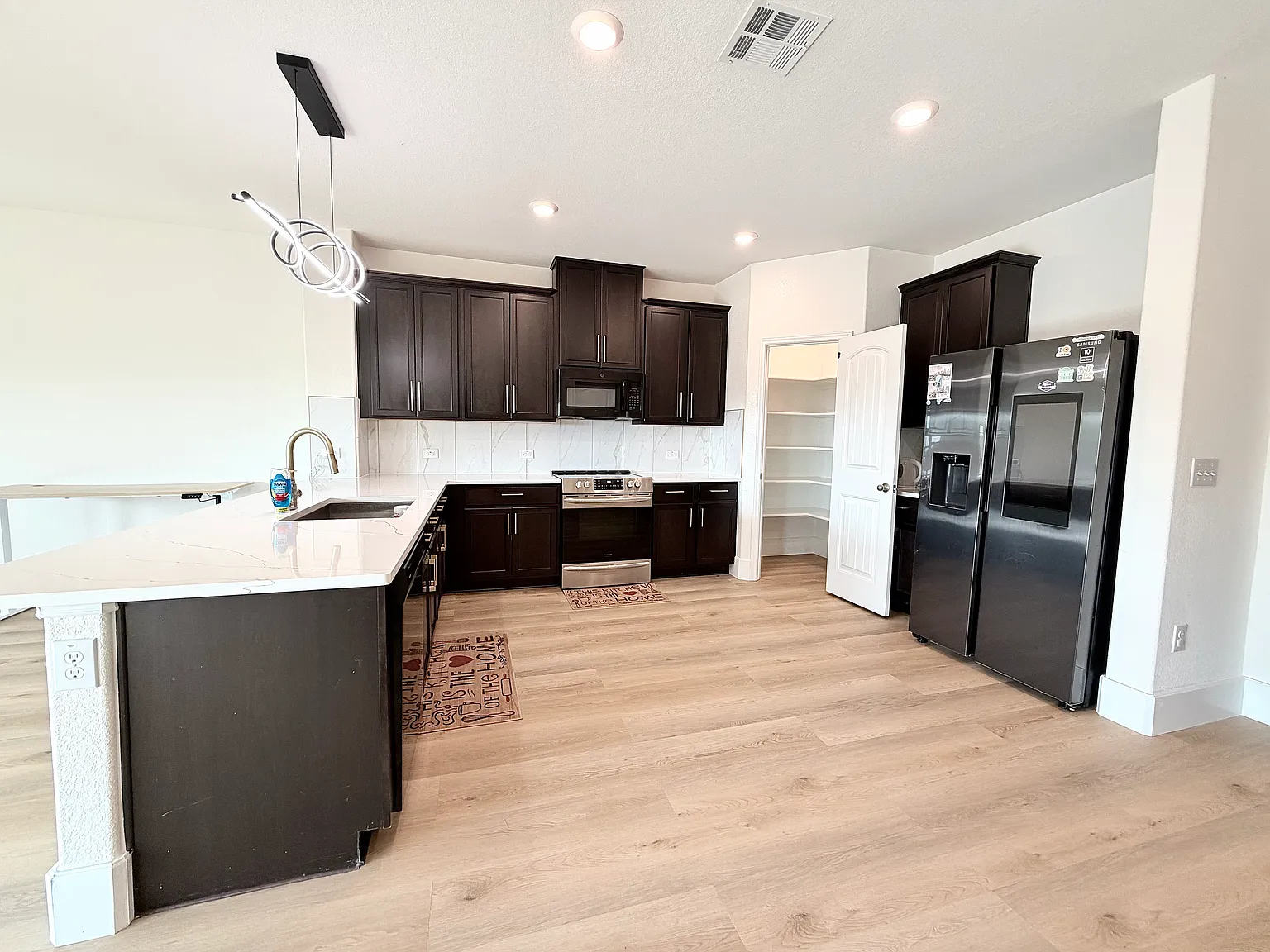 3 bed, 2.5 bath, 2497 sqft, $2,500 — Photo 2