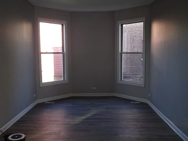 9028 S Escanaba Ave — Photo 3