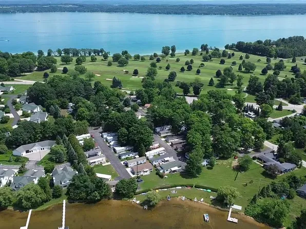 611 Shadywood St, Elk Rapids, MI 49629