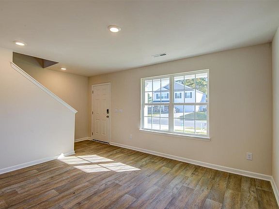 5th image of 557 Leven Dr