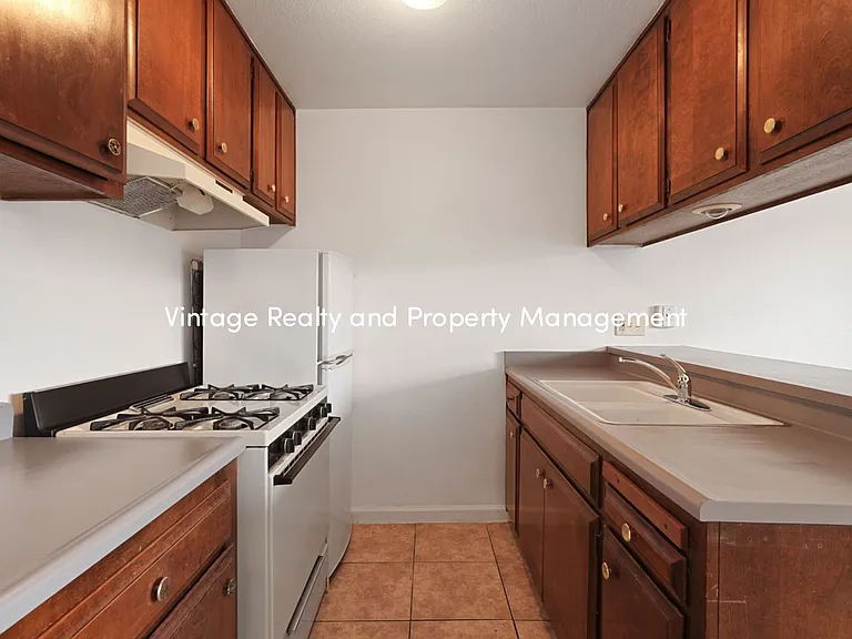 110 E Grove St — Photo 6