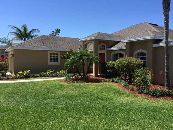2nd image of 518 NW Fetterbush Way