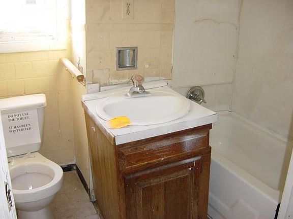 4th image of 1100 Carbon St