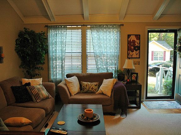 3rd image of 1042 Hollis Ln