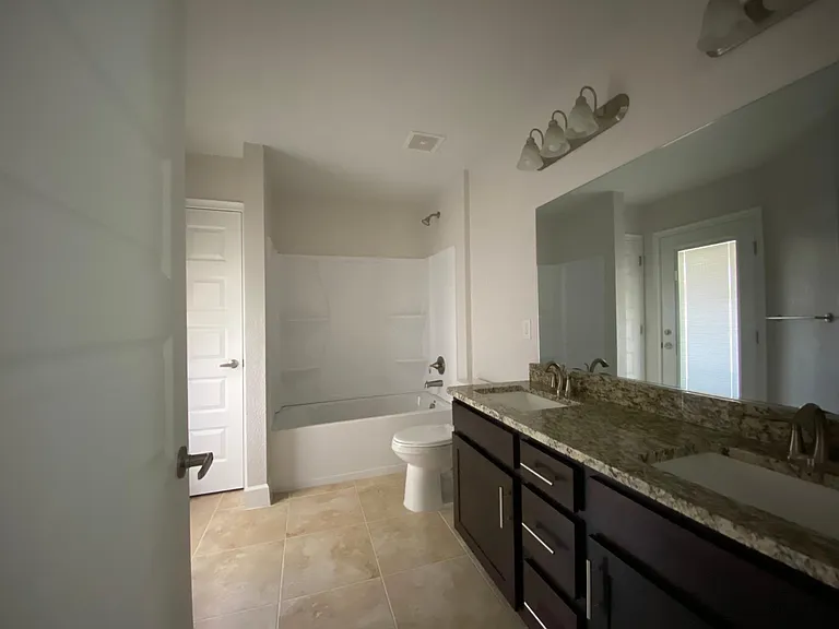 564 NW Oakmont Way — Photo 6
