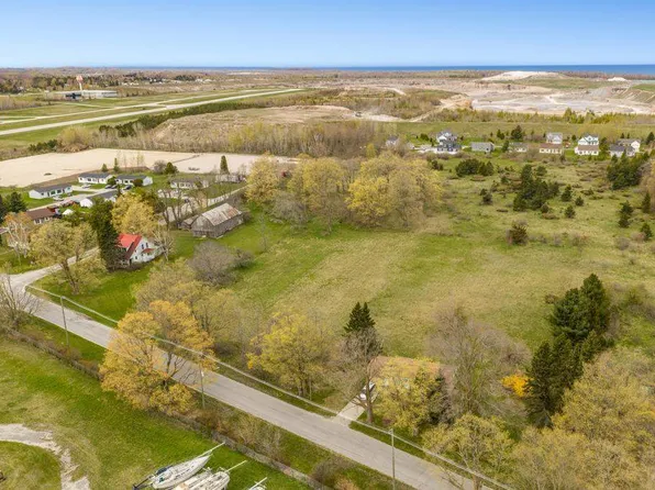 7015 Norwood St, Charlevoix, MI 49720