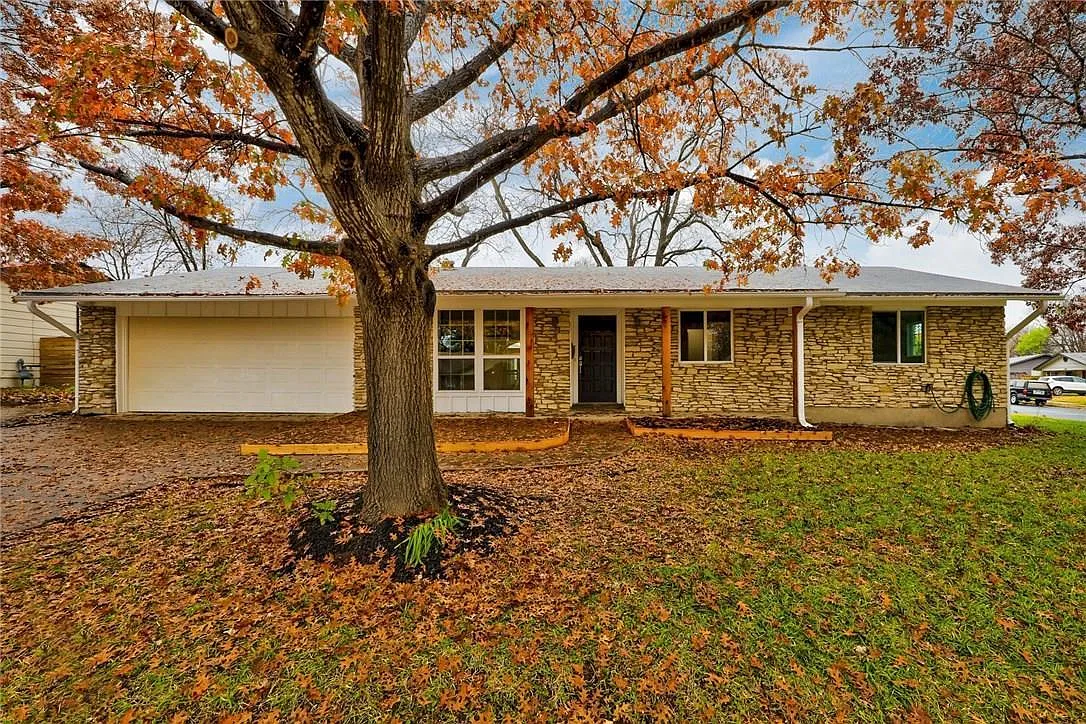 8412 Jamestown Dr — Photo 1
